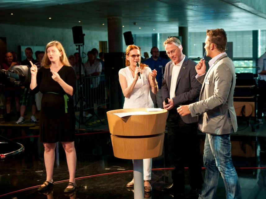 Gebaerdendolmetscherin Sandra Köchy, MDR-Moderatorin Andrea Horn, Sportmoderator Thorsten Melzer mit Stefan Bernschein