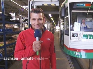 Reporter Stefan Bernschein neben Niederflurbahn